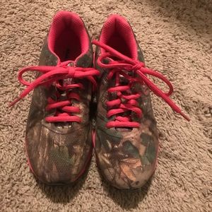 RealTree camo & pink tennis shoes